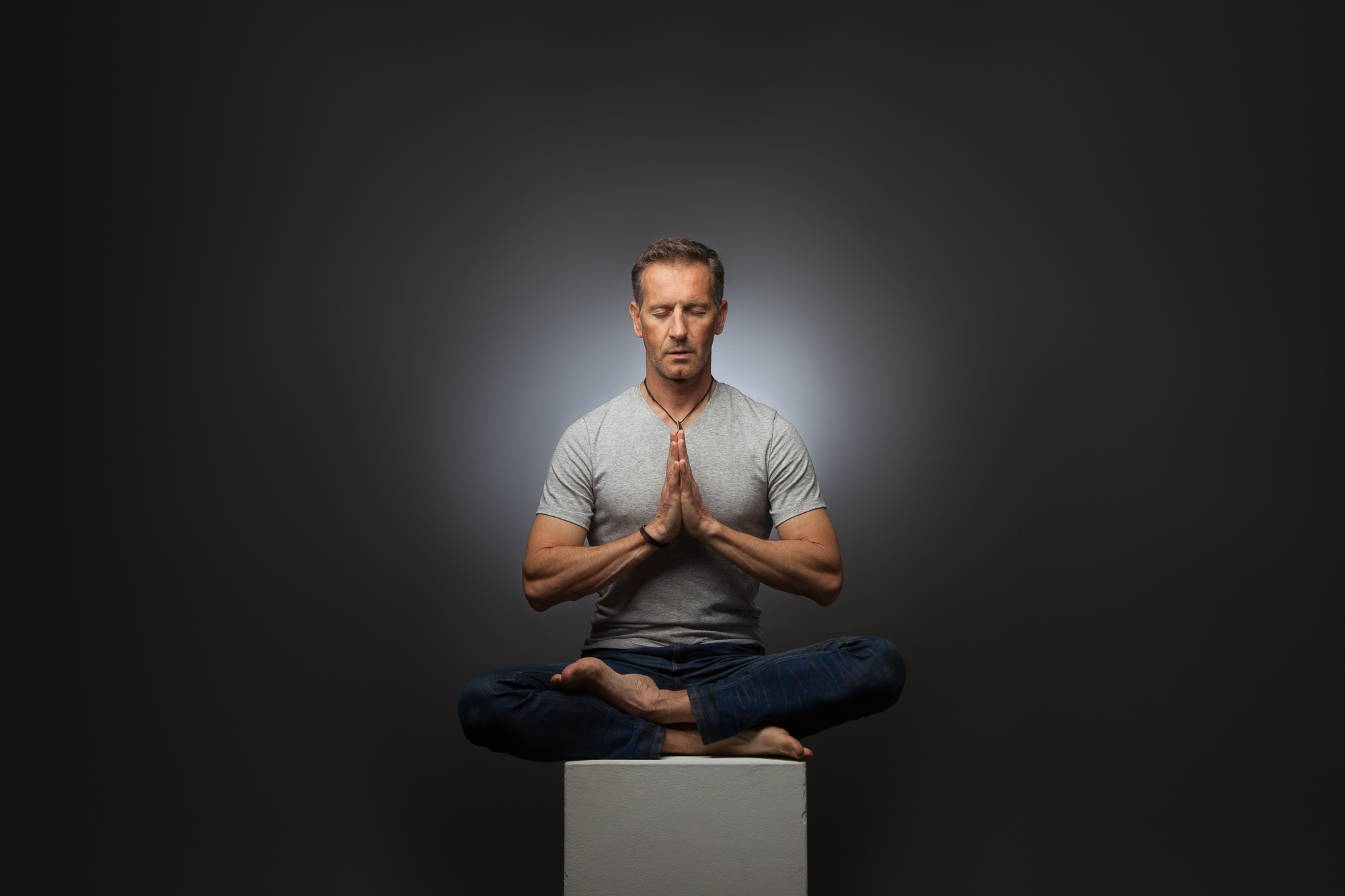 Dani meditando en postura sentada con manos en oración